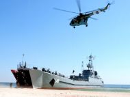Біля острова Зміїний парашутист вимушено &laquo;десантувався&raquo; в&nbsp;море: відео епічно порятунку