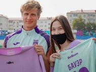 Далеко піде: вболівальниця в&nbsp;одній нижній білизні випросила футболку відомого гравця