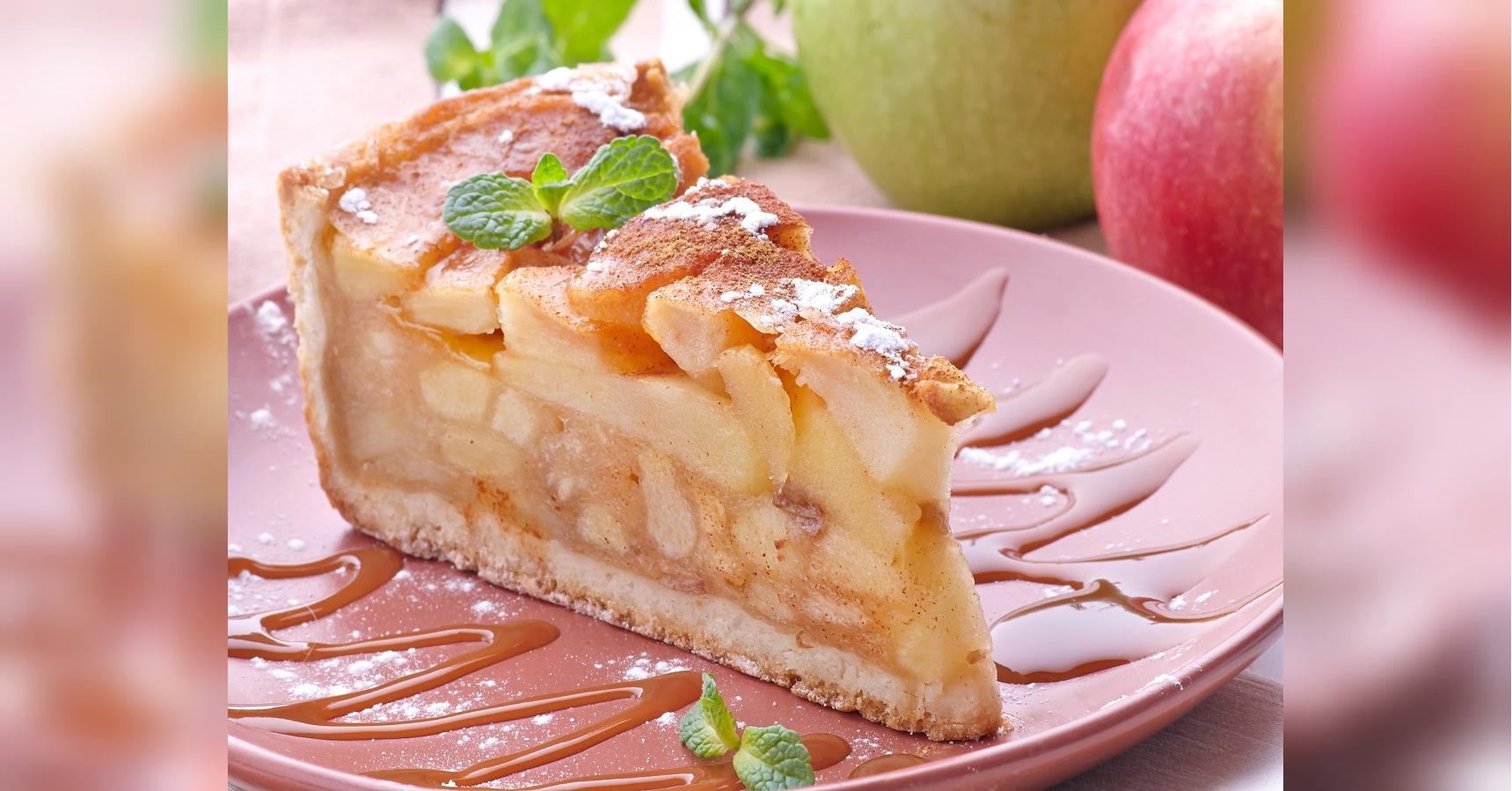 Шарлотка вкусный рецепт классический. Шарлотка с савоярди. Apple pie (яблочный пирог). Французский яблочный пирог. Французская шарлотка.