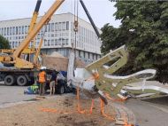 У&nbsp;Херсоні величезний флагшток звалився прямо на&nbsp;автомобіль