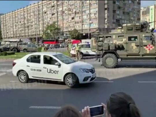 Поучаствовал в репетиции парада: видео с киевским таксистом вызвало ажиотаж в сети