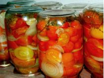 Важно, как разрезать: необычный и простой рецепт маринованных помидоров половинками