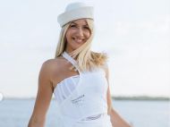 &laquo;Приваблива морячка&raquo;: Нікітюк в&nbsp;облягаючий майці покрасувалася на&nbsp;борту яхти у&nbsp;променях заходу