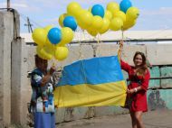 Українські прапори над окупованим Донбасом: бойовики намагалися їх&nbsp;збити, але виявилися безсилі