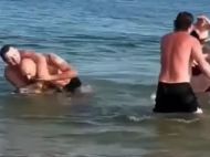 Медузи розбрату: у&nbsp;Бердянську відпочивальники влаштували епічну бійку у&nbsp;воді через морських мешканців