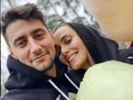 Мишина и&nbsp;Эллерт снова вместе? Воркующую парочку засняли перед вылетом в&nbsp;отпуск