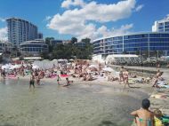 Зелена жижа і&nbsp;сміття: в&nbsp;Одесі курортники більше не&nbsp;купаються в&nbsp;морі