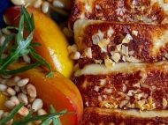Найпопулярніша закуска: сир халлумі з&nbsp;персиками та&nbsp;горішками