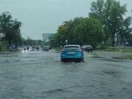 Повалені дерева, &laquo;потонулі&raquo; авто, затоплені вулиці: вражаючі відео наслідків зливи в&nbsp;Києві