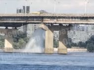 У&nbsp;Києві знову забив &laquo;комунальний фонтан&raquo;: на&nbsp;мосту Патона прорвало трубу