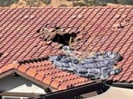 Парашутист дивом вижив, пробивши дах житлового будинку і&nbsp;приземлившись в&nbsp;кухні
