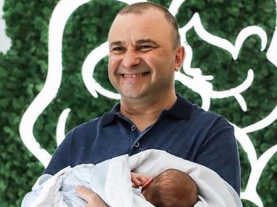 Виктор Павлик с новорожденным сыном 