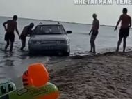 Ідея виявилася провальною: в&nbsp;курортній Степанівці автомобіль ледь не&nbsp;віднесло хвилями у&nbsp;море