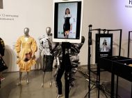Приміряти одяг прямо в&nbsp;камері смартфона: на&nbsp;Ukrainian Fashion Week відбувся перший в&nbsp;Україні фіджитал-показ