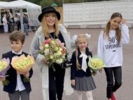 &laquo;Класна компаша&raquo;: Алла Пугачова здивувала стильним &laquo;шкільним&raquo; вбранням на&nbsp;лінійці Лізи і&nbsp;Гаррі