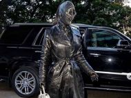 У&nbsp;стилі садо-мазо: Кім Кардаш&rsquo;ян вийшла у&nbsp;світ зі&nbsp;шкіряною маскою на&nbsp;голові