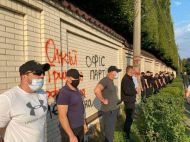 Ветерани АТО пікетували маєток Медведчука