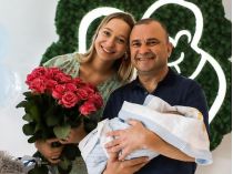 Виктор Павлик с женой и новорожденным сыном