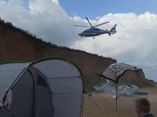 Вертолет над палатками