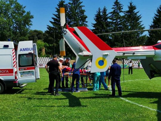 вертолет забирает раненого мальчика из Новограда-Волынского