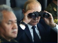 Путин с биноклем и Шойгу