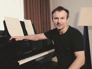 &laquo;Отетеріти, які кубики!&raquo;: Вакарчук вразив своєю фізичною формою під час медитації