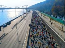Частина Києва закривають для транспорту заради бігунів: список «непроїзними» вулиць