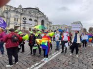 В&nbsp;Києві намагалися зупинити Марш рівності: дівчина лягла на&nbsp;асфальт, перекривши собою рух колони