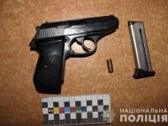 Смерть після поїздки на&nbsp;відпочинок: у&nbsp;Вінниці чоловік поранив з&nbsp;пістолета дружину, а&nbsp;потім застрелився