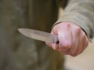 Вистрибнув у&nbsp;вікно на&nbsp;третьому поверсі: в&nbsp;дитячій лікарні під Києвом невідомий вдарив медсестру величезним ножем і&nbsp;втік