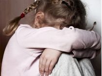 Неоднократно насиловал малолетнюю дочь: суд оставил без изменений приговор жителю Черниговской области 