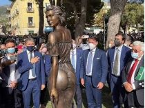 Статуя и Джузеппе Конте