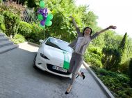 Переможниця акції &laquo;CabrioЛіто&raquo; від Moneyveo отримала ключі від суперкара
