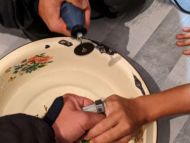 Довелося викликати рятувальників: у&nbsp;Києві дитина наділа на&nbsp;палець гайку й&nbsp;ледь не&nbsp;постраждала через це
