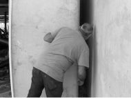 Гола жінка застрягла вниз головою в&nbsp;щілині шириною 20 см&nbsp;&mdash; рятувальники витягали її&nbsp;дві години