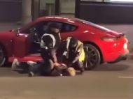 Повалили на&nbsp;асфальт і&nbsp;наділи наручники: в&nbsp;Києві поліція жорстко затримала скандального блогера