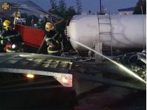 Смерть на АЗС: под Киевом легковой автомобиль врезался в цистерну с газом - один человек погиб и один пострадал
