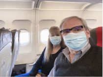 Пассажиры самолета в масках