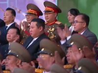 Ким Чен Ын и чиновники на трибуне