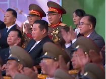 Ким Чен Ын и чиновники на трибуне