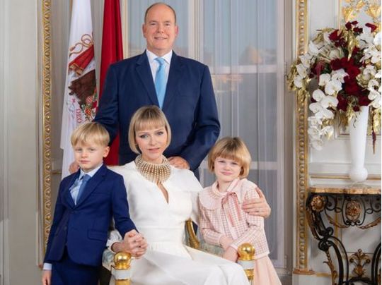 Князь Альбер и княгиня Монако с детьми