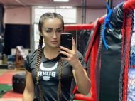 Скинула навіть трусики: дівчина-боєць роздяглася догола на&nbsp;зважуванні і&nbsp;перемогла