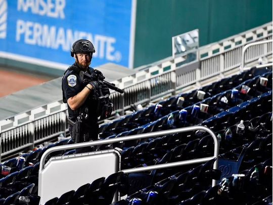 Озброєний поліцейський на стадіоні у Вашингтоні