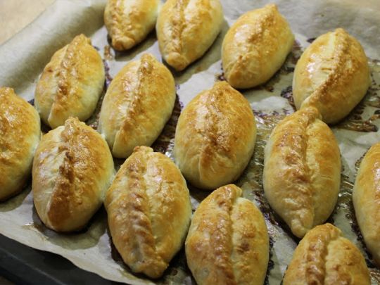 Ніжне та повітряне тісто: рецепт «швидких» пиріжків на кефірі з м&#39;ясом по-литовськи