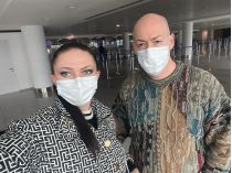Дмитрий Гордон и Алеся Бацман в аэропорту Тбилиси