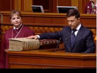 Зеленський присягає на Конституції у ВР&nbsp;— скрін з відео
