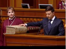 Зеленский присягает на Конституции в ВР - скрин с видео