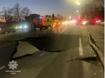 У Києві провалилася дорога: де перекрито рух транспорту