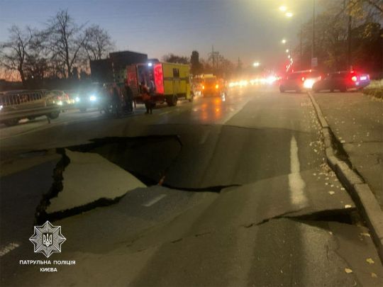 В Киеве провалилась дорога: где перекрыто движение транспорта