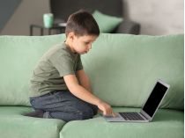 ребенок с компьютером 